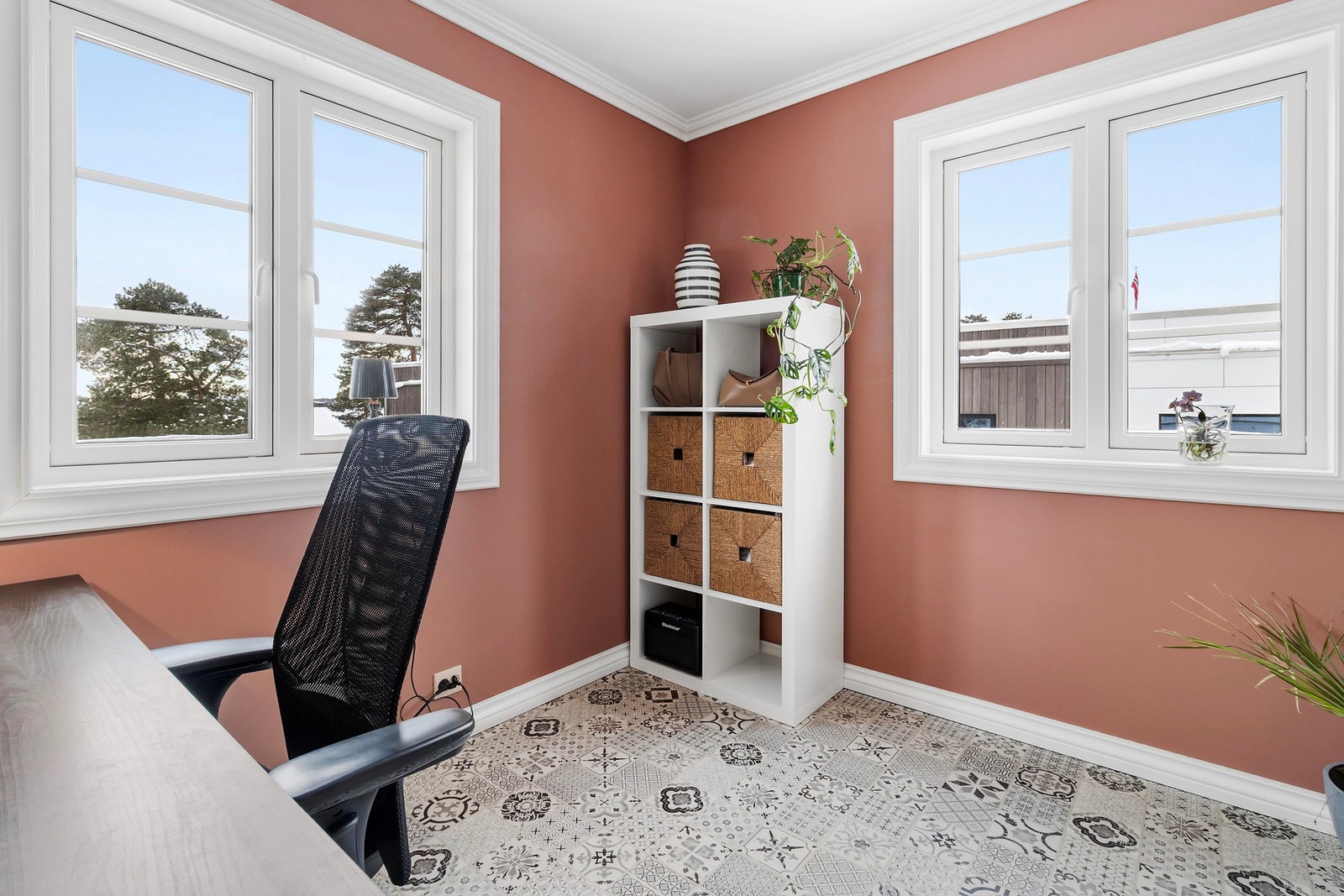 To vinduer gjør rommet lyst og luftig Galleribilde