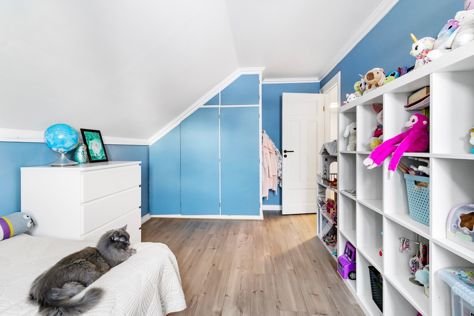 Det er plassbygde skap på to soverom Galleribilde