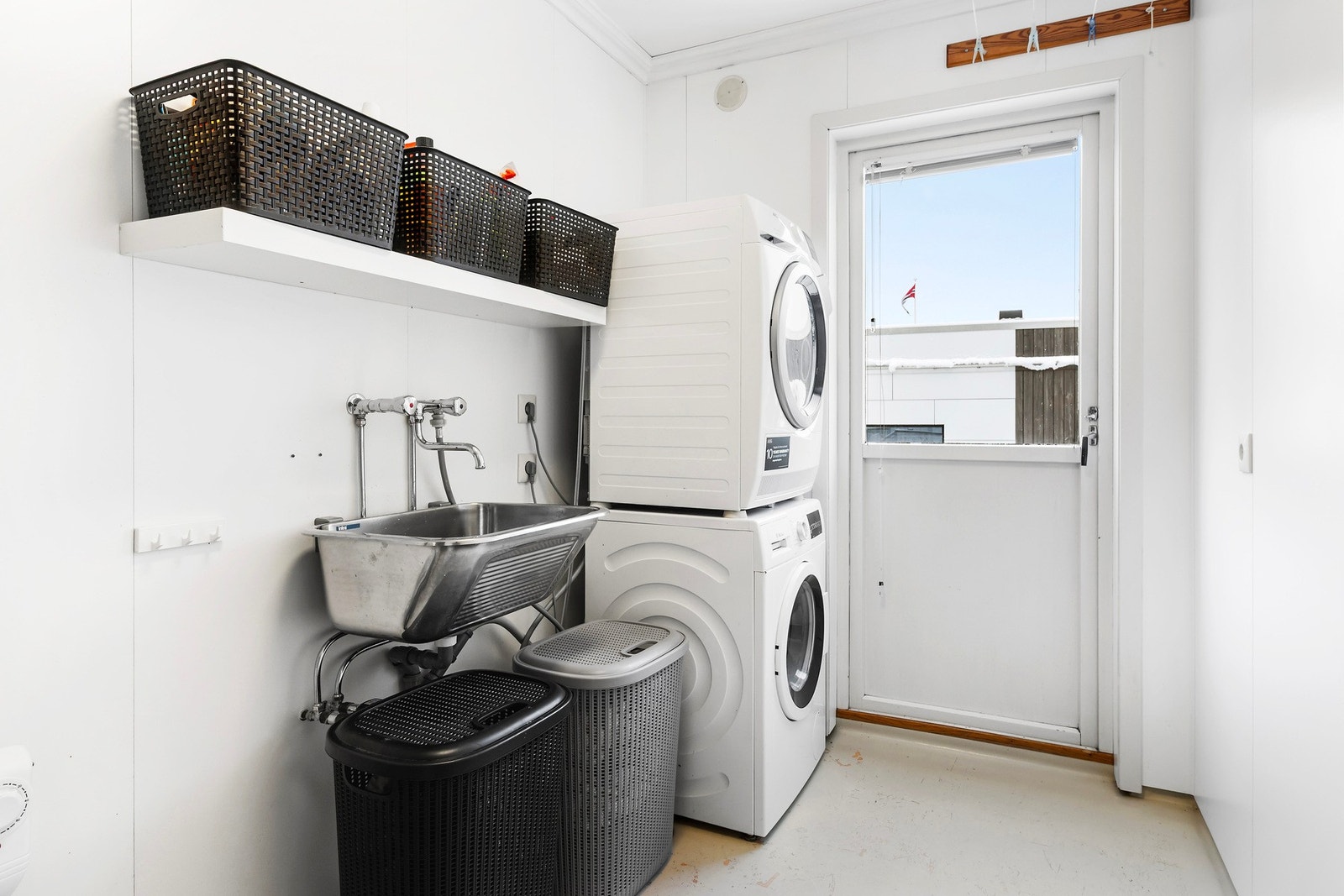 Vaskerom i hovedetasjen med egen utgang Galleribilde