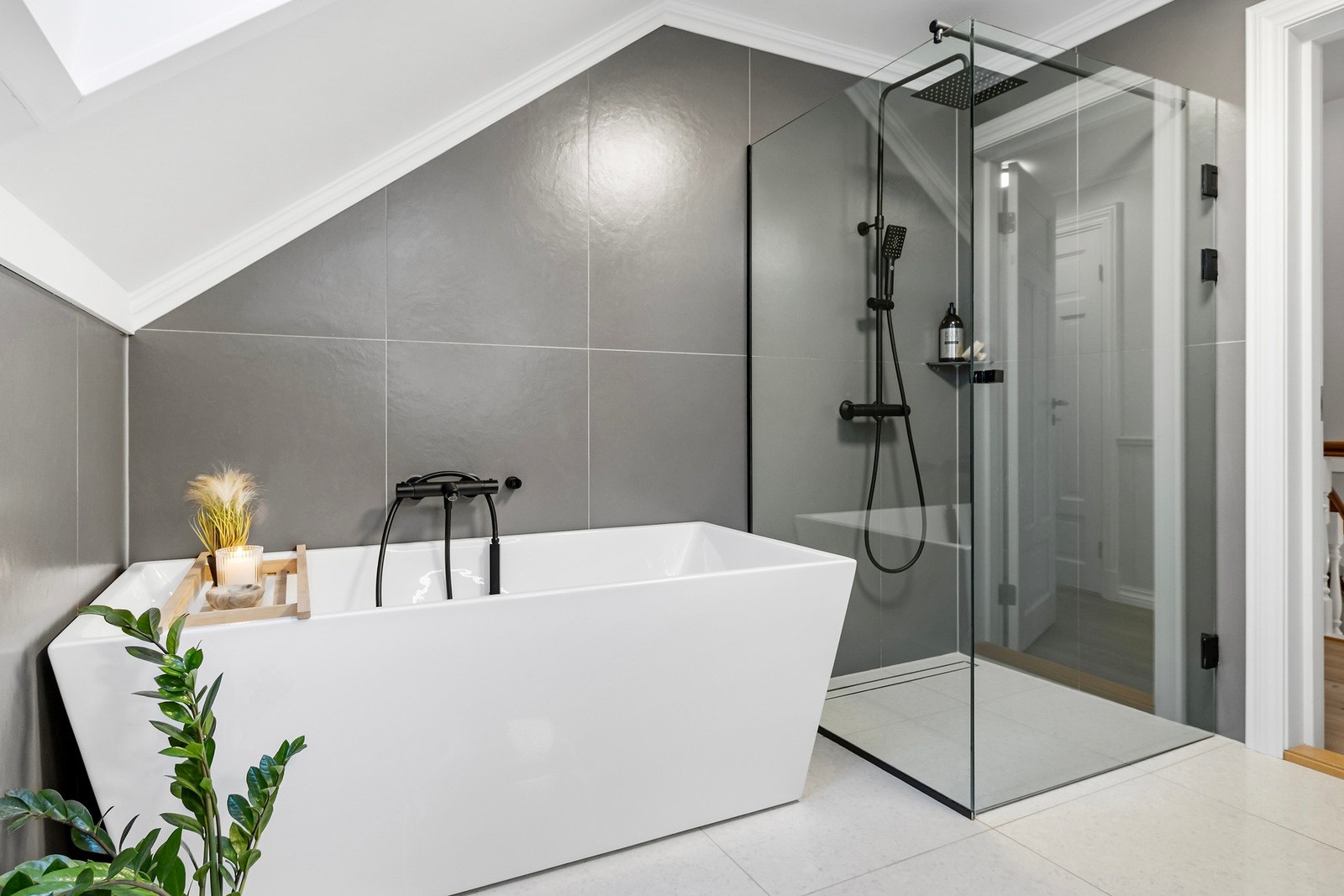 Bad med både badekar og dusj Galleribilde