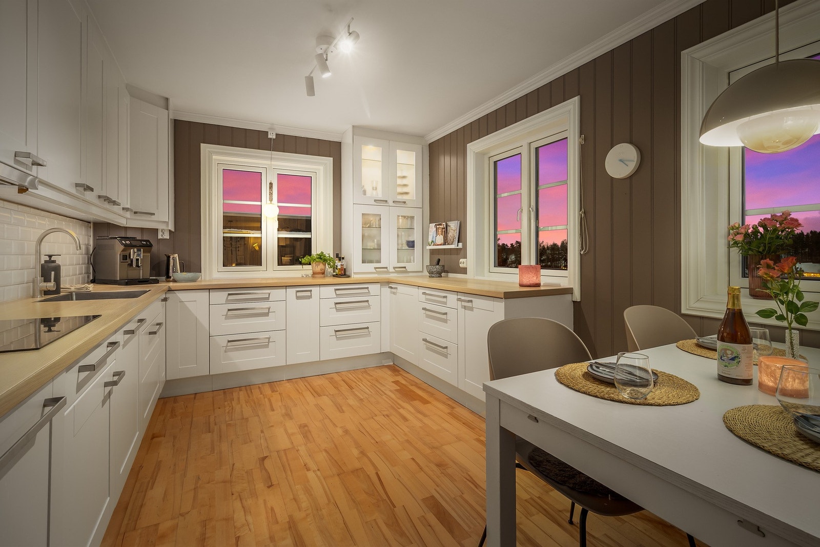 Kjøkkenet ligger i en åpen løsning mot stuen og har god arbeidsflate Galleribilde