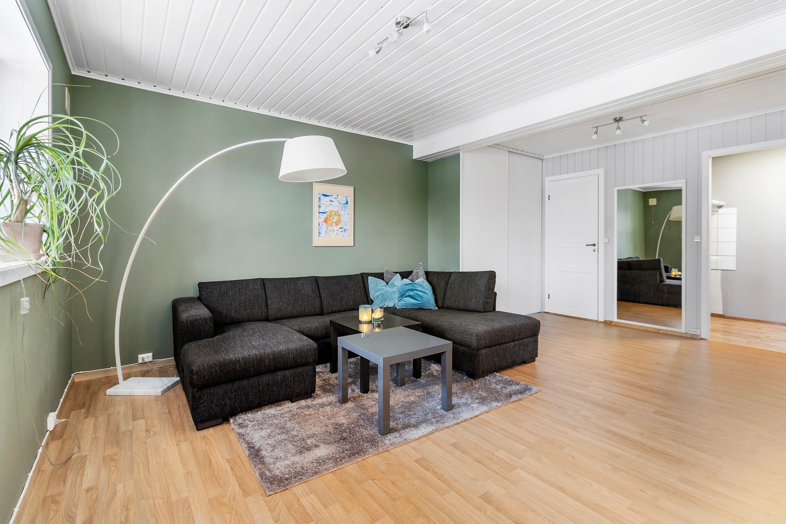 Det er oppbevaring i garderobeskap og i bod Galleribilde