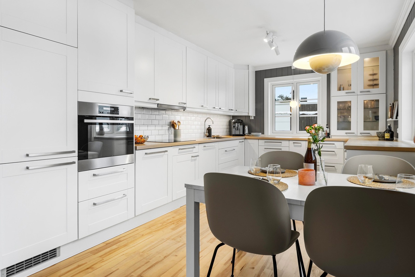 Kjøkken er fra 2013 og ligger i en åpen løsning Galleribilde