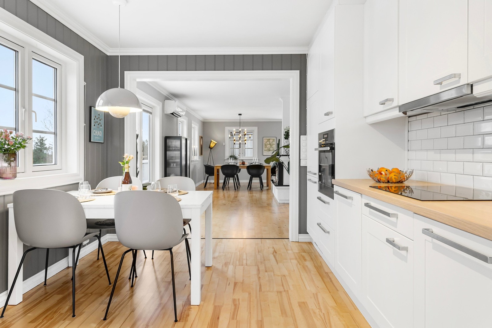 I tilknytning til kjøkkenet ligger spisestuen Galleribilde