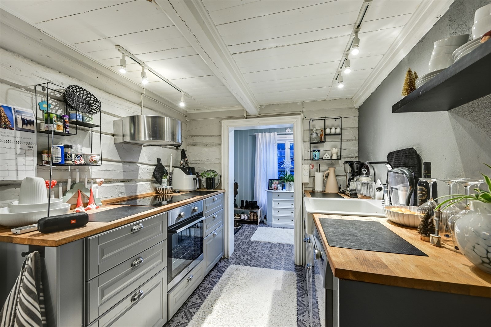 Kjøkken med profilerte fronter og heltre benkeplater. Integrerte hvitevarer. Galleribilde