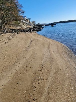 Bilde av deler av strandlinjen på vestsiden av eiendom. Galleribilde