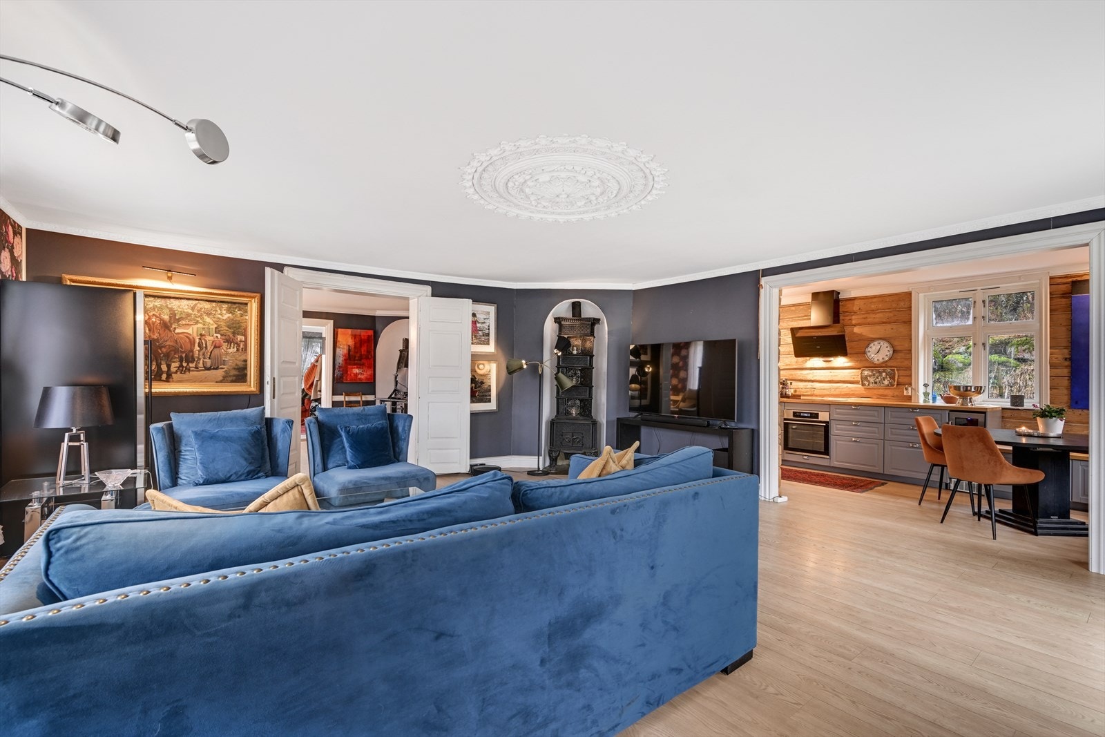 Delvis åpning inn mot kjøkkenet Galleribilde