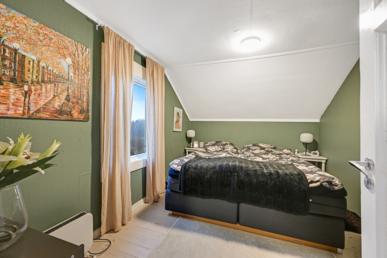 Soverom nr. 1 i 2.etg. med plass til dobbeltseng Galleribilde