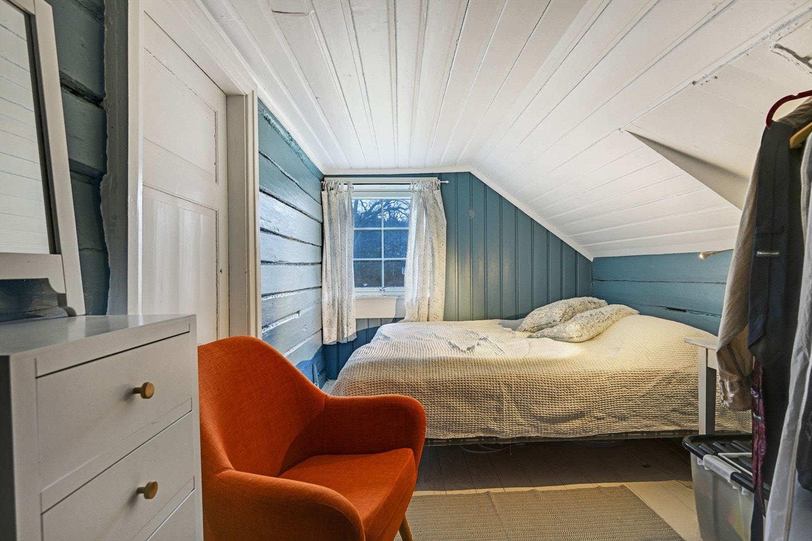 Soverom nr. 2 i 2.etg. har dør videre inn til soverom nr. 1 Galleribilde