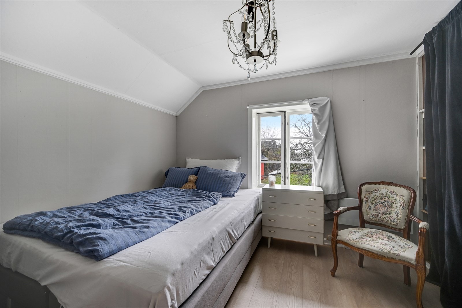 Soverom nr. 1 i 2.etg. med plass til dobbeltseng, og innebygget garderobeløsning Galleribilde