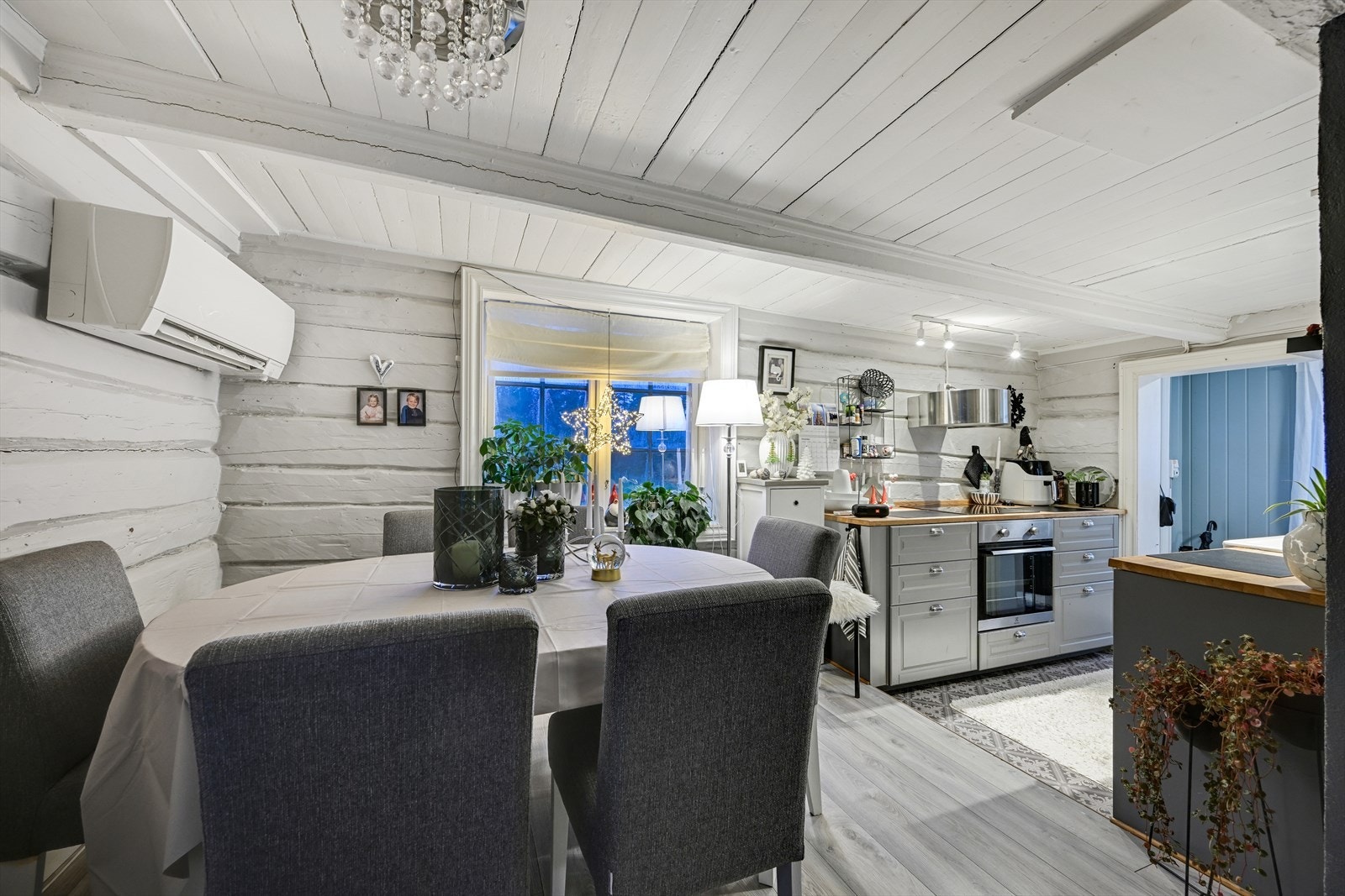 Plass til spisebord i overgangen mellom kjøkken og stue. Galleribilde