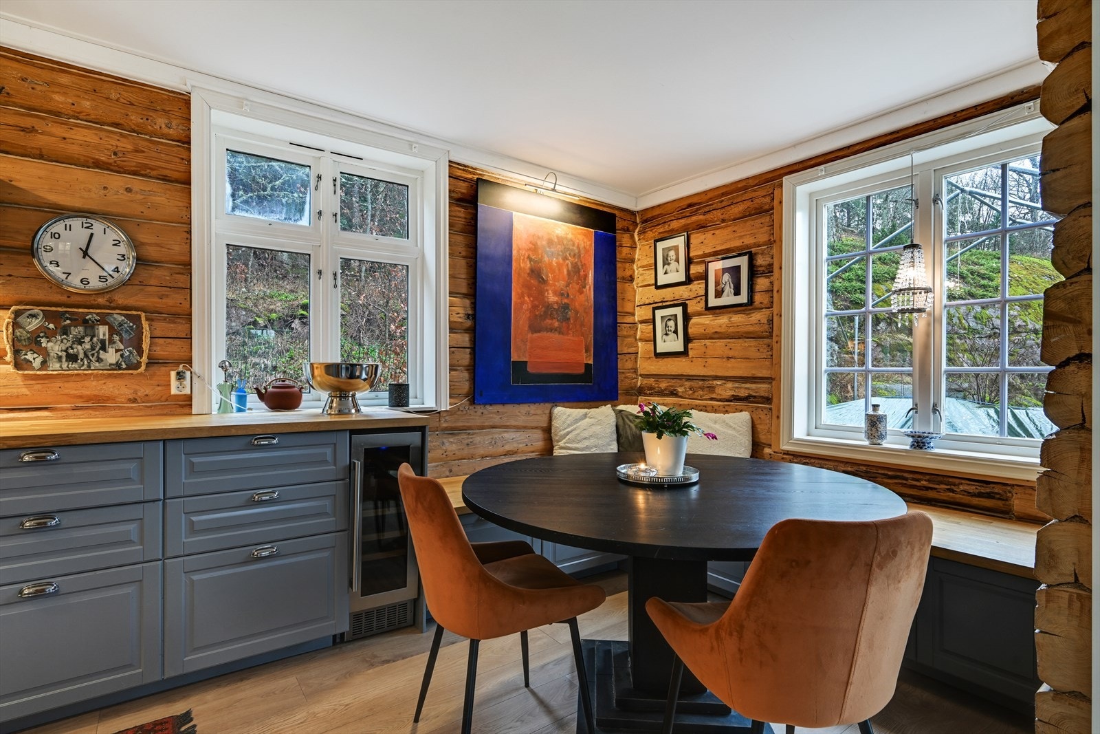 Koselig plassbygget spisekrok på kjøkkenet Galleribilde