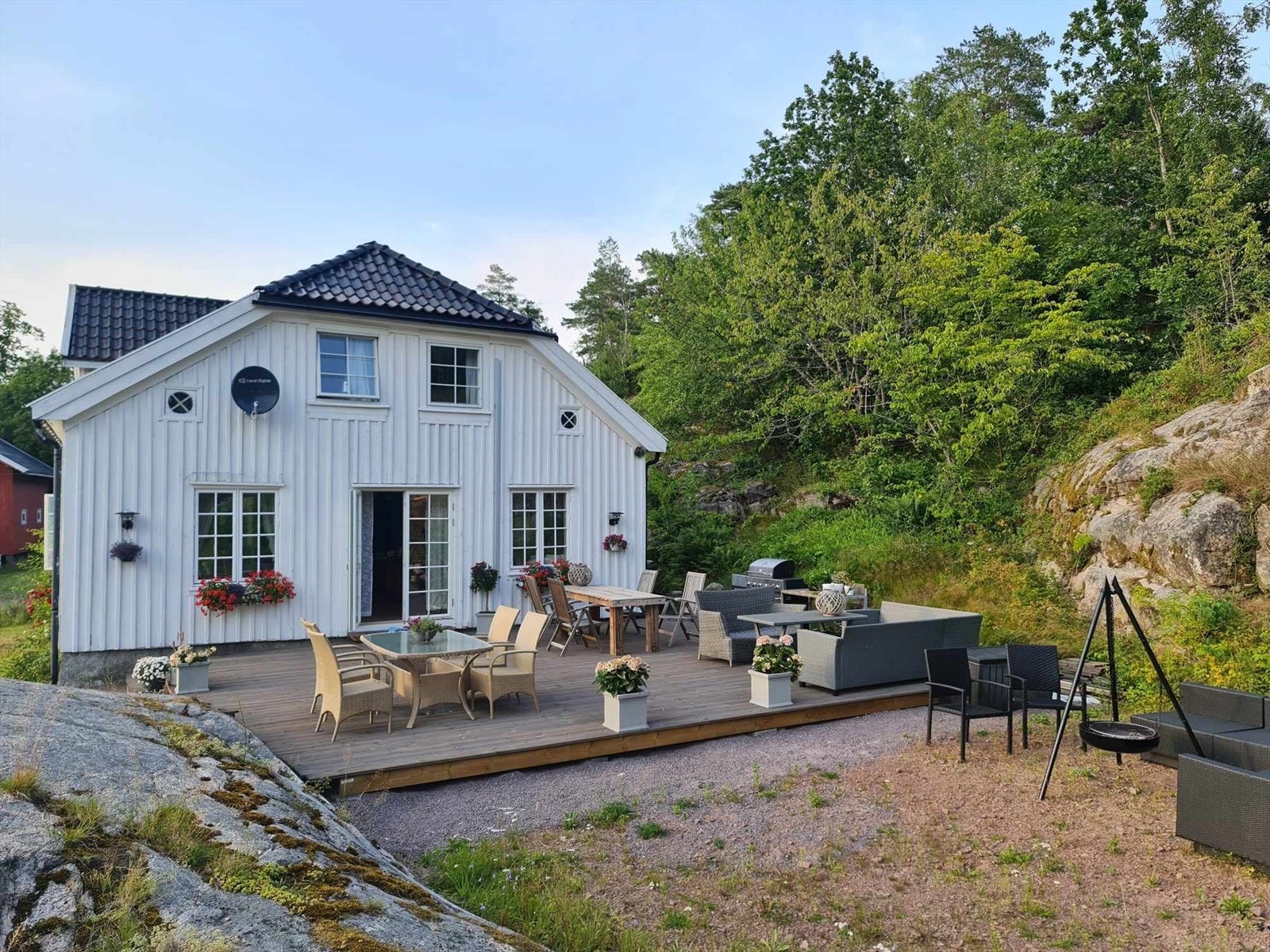 Utgang til stor markterrasse fra stuen i hovedhuset. Galleribilde