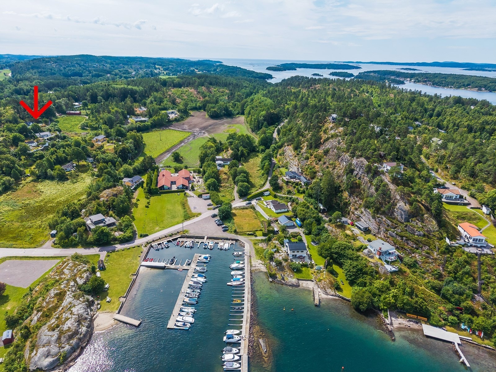 Område bilde tatt med drone. Eiendommen har kort vei til småbåthavn. Galleribilde