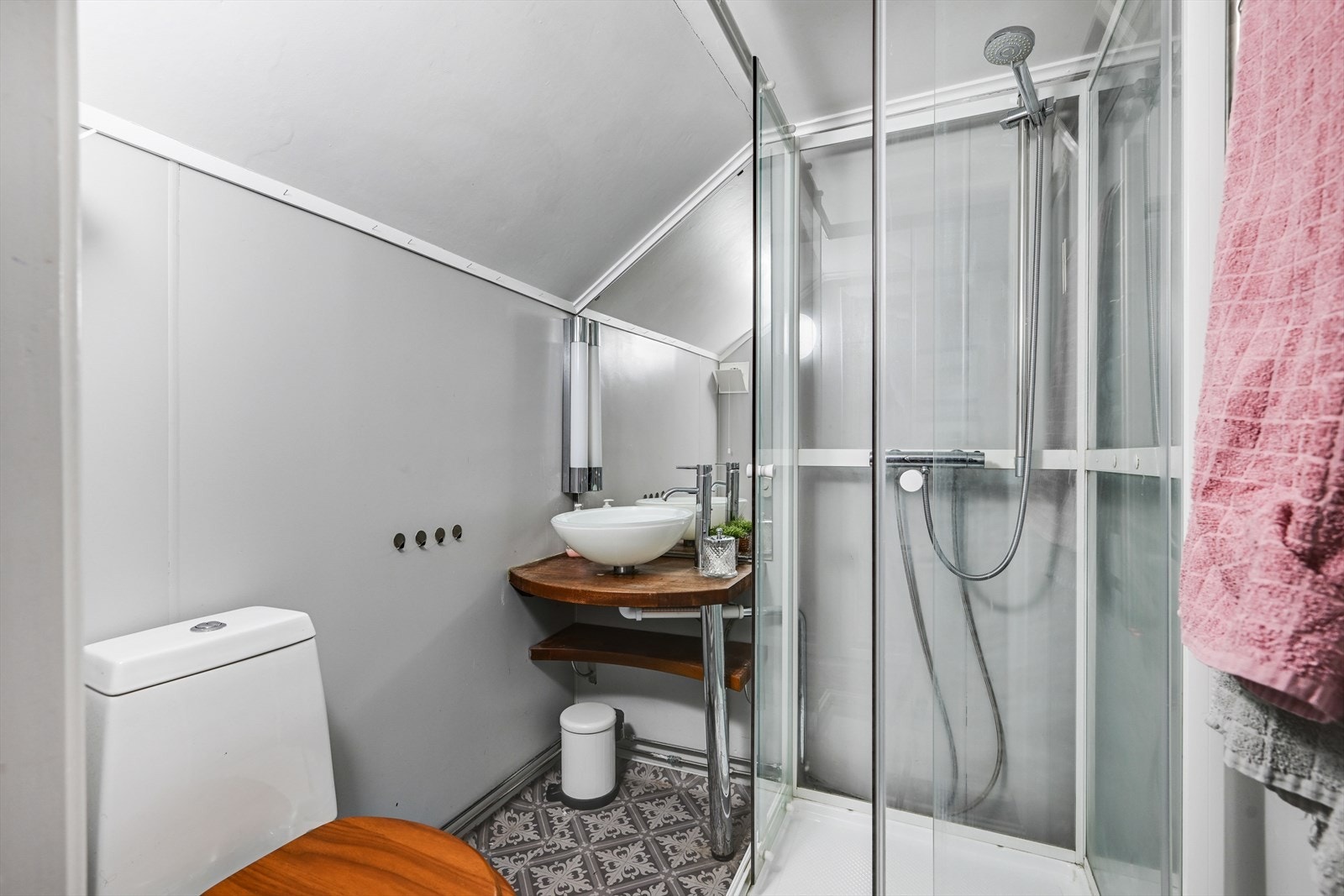 Bad i 2.etg. med toalett, servant og dusjkabinett Galleribilde