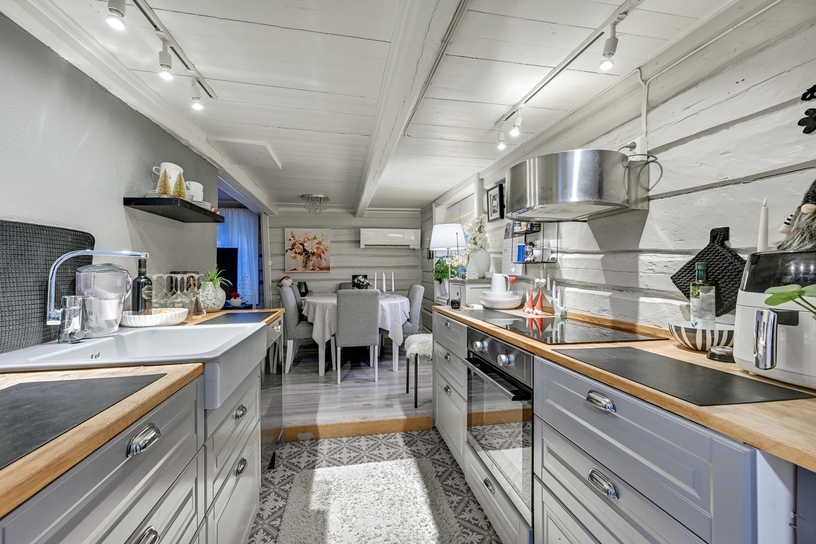 På kjøkkenet har man hentet frem de originale tømmerveggene, noe som gir rommet en egen sjarm. Galleribilde