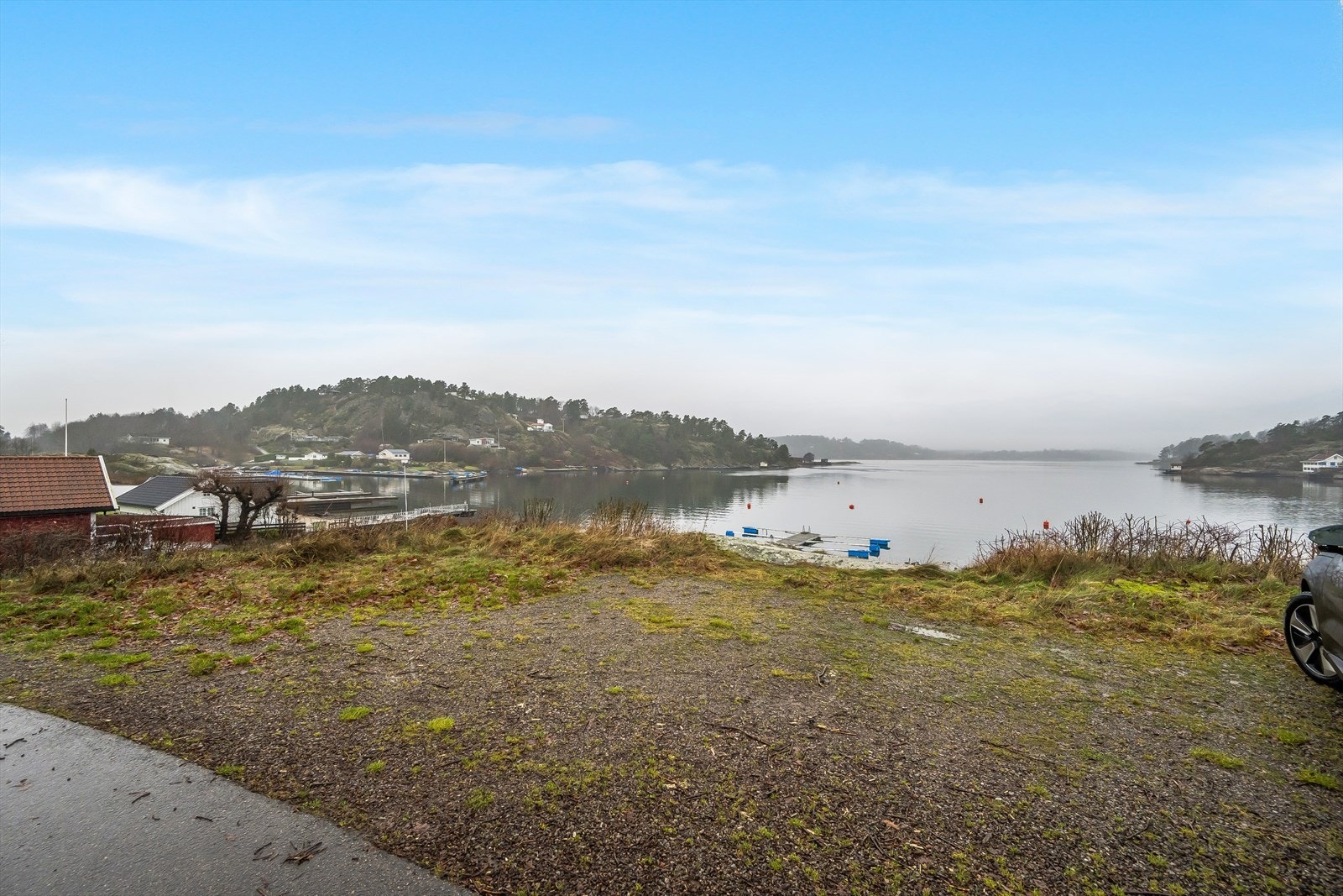 Parkering ved brygge på tilhørende parsell til eiendommen Galleribilde