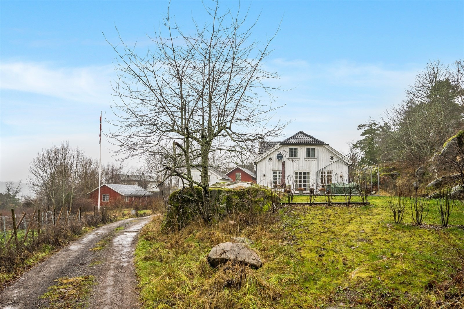 Hovedhuset er omgitt av pent opparbeidet hage. Galleribilde