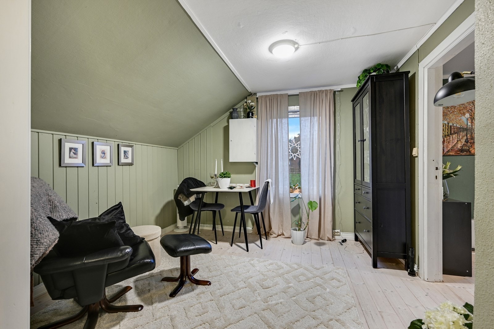 Stue i 2.etg. tregulv, malte vegger og malt tak. Galleribilde