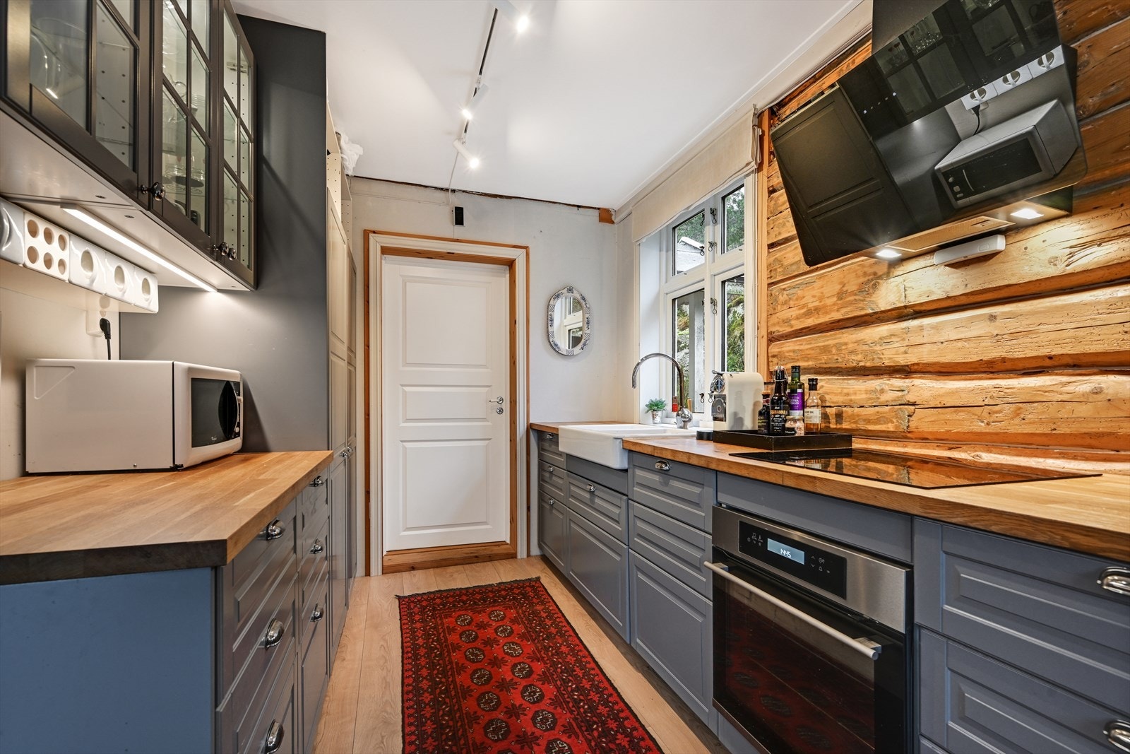 Kjøkken med profilerte fronter og heltre benkeplater. Integrerte hvitevarer. Galleribilde