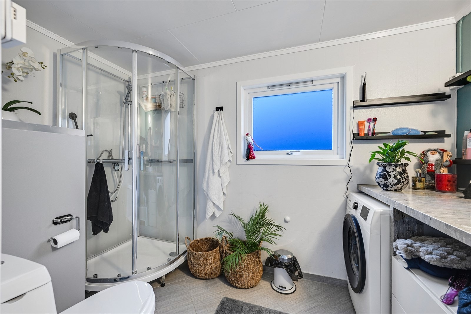 Badet har toalett, dusjkabinett, servant nedfelt i benk og opplegg for vaskemasin. Galleribilde