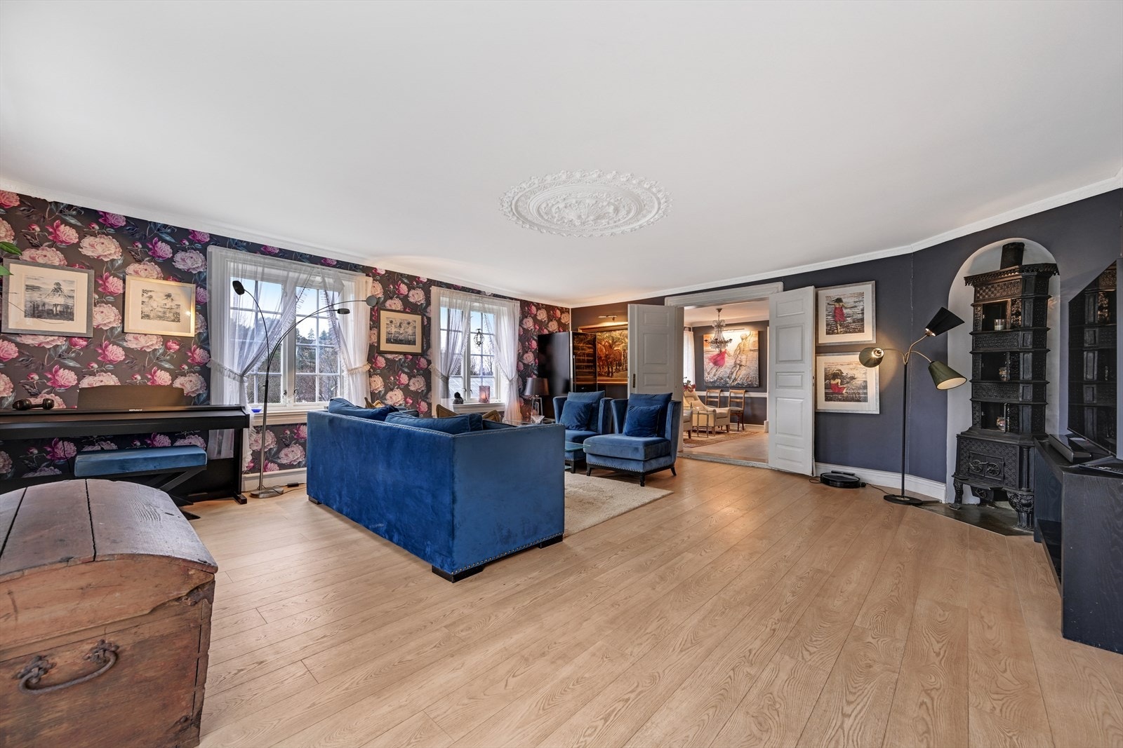 Hovedhuset har mange flotte detaljer med stukkatur i tak og etasjeovn. Galleribilde