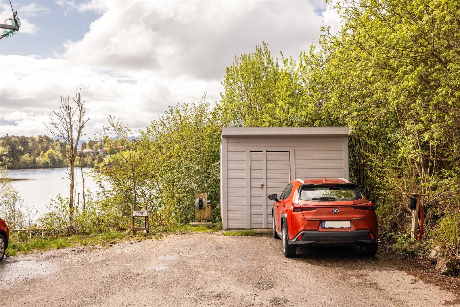 Det er installert lader til elbil på parkeringsplassen. Galleribilde