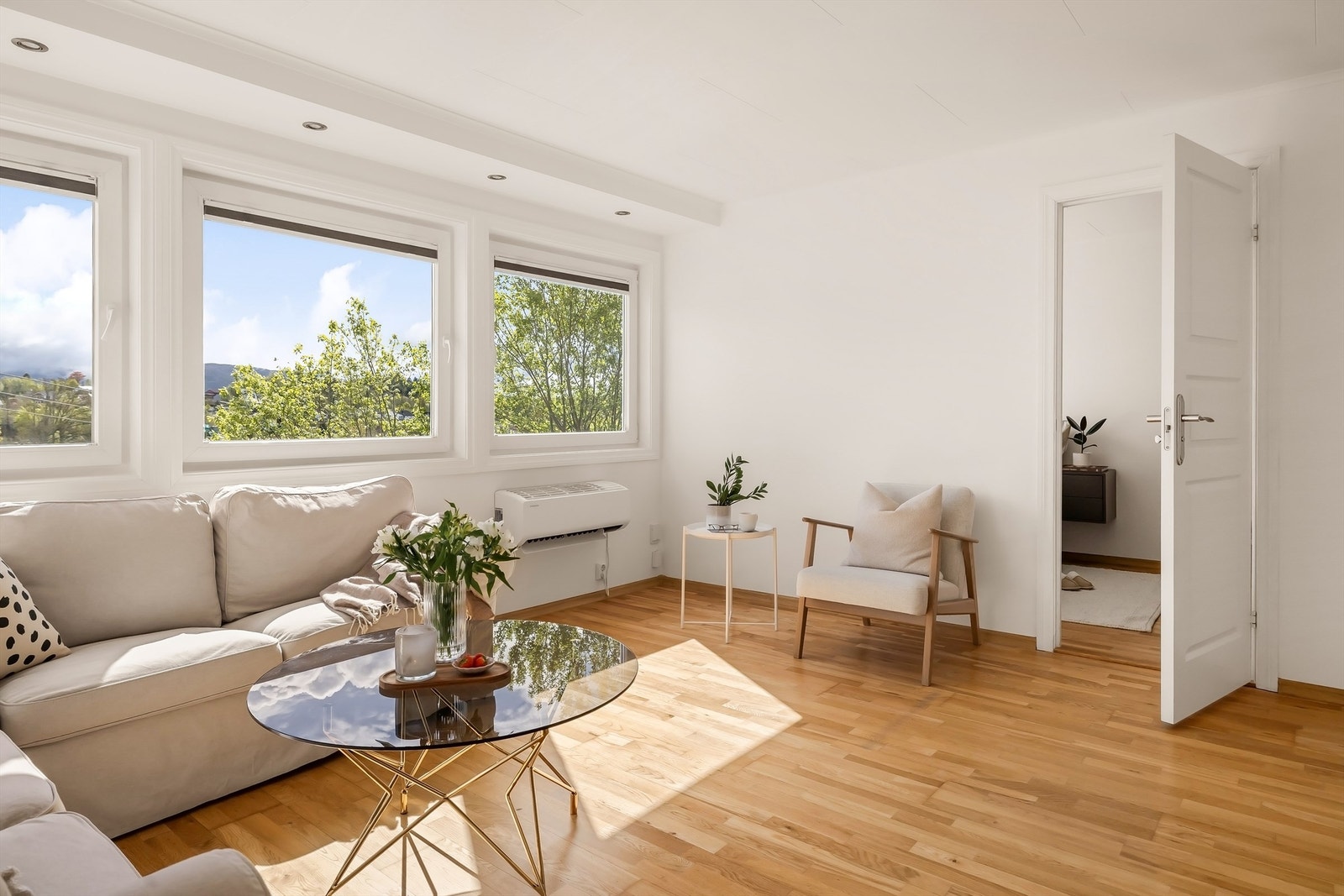 Fra stuen er det adkomst til leilighetens soverom. Galleribilde