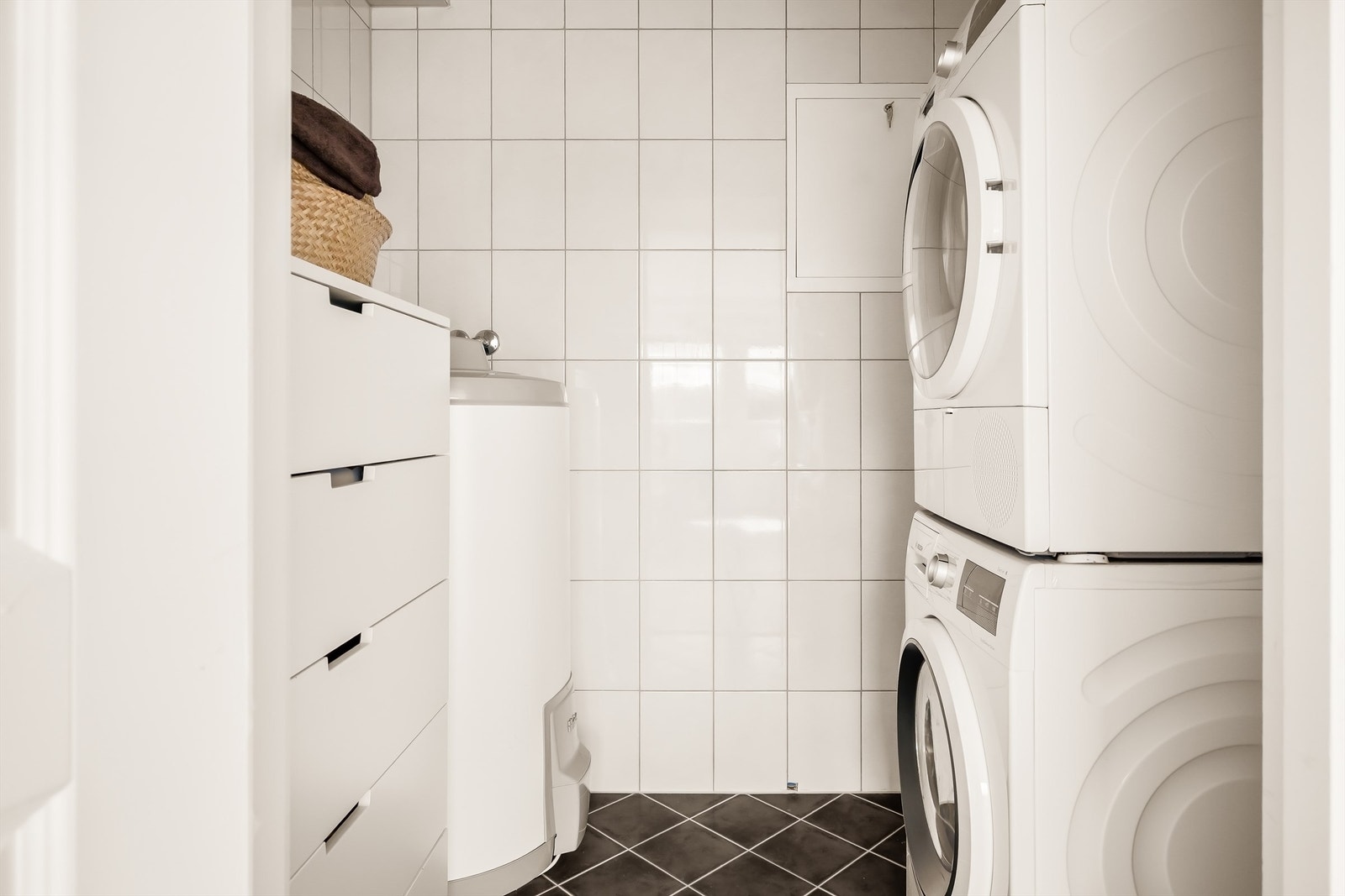 Vaskerom med plass til vaskemaskin og tørketrommel. Galleribilde