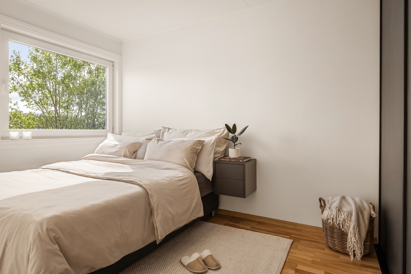 Innbydende soverom med plass også til dobbeltseng. Garderobeskapet er fra kvalitetsleverandøren Amiga Profil. Galleribilde