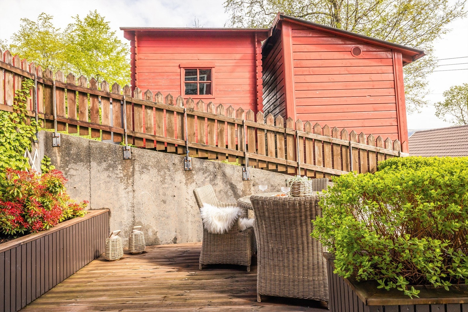 Trivelig uteplass med beplantning. Galleribilde