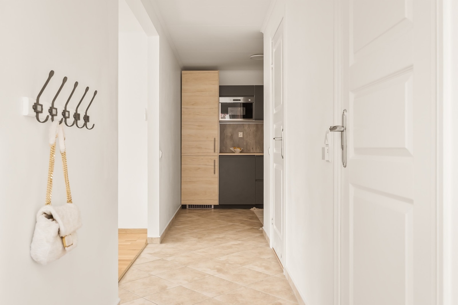 Fliser på gulvet i gang og på kjøkkenet. Galleribilde