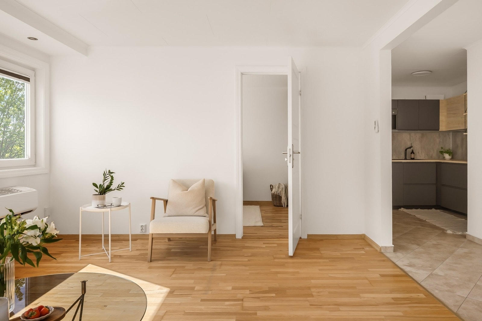 Den åpne planløsningen gir leiligheten fin sosial flyt og hyggelig atmosfære. Galleribilde