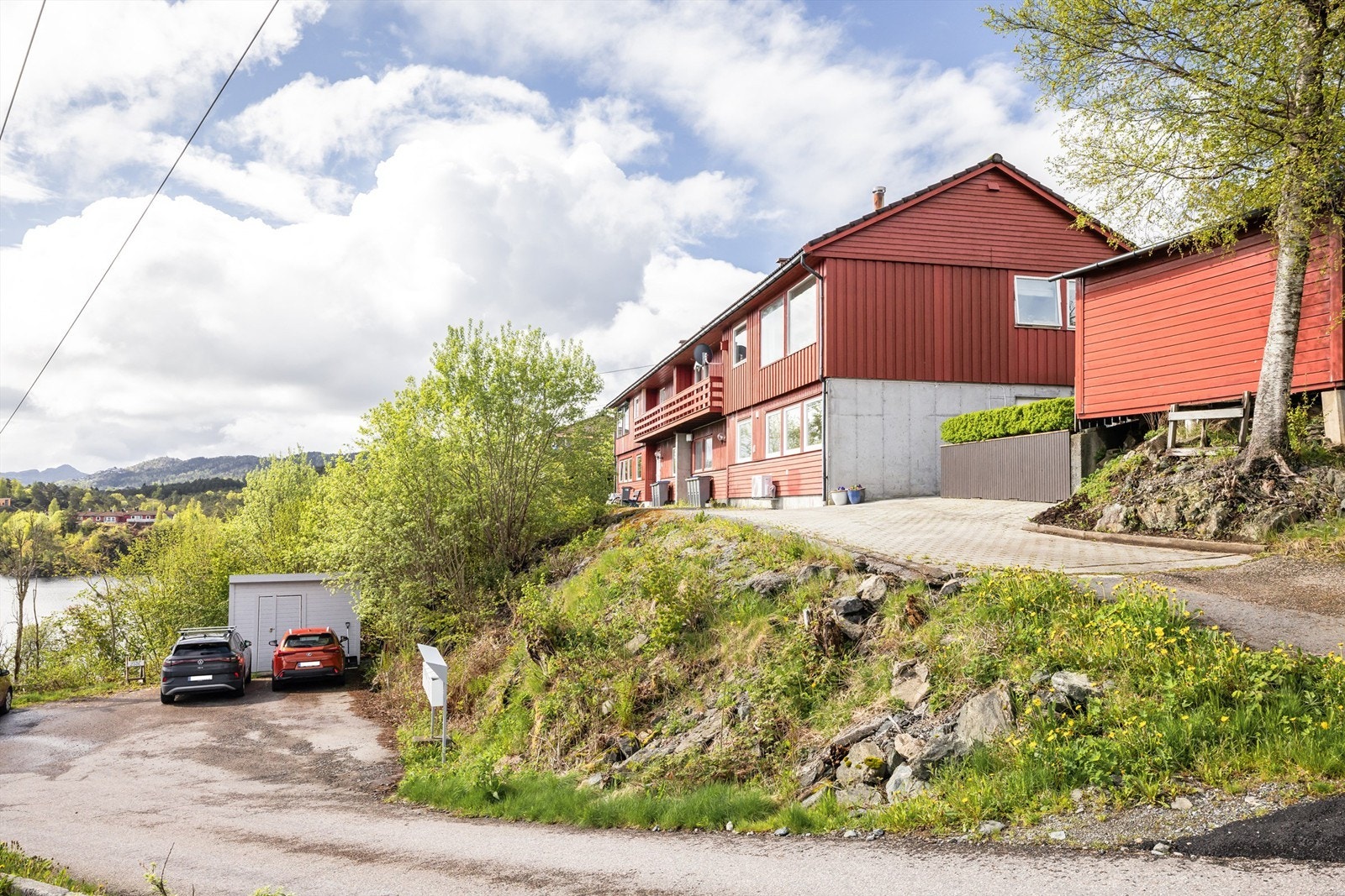 Leiligheten har høy og fin beliggenhet på Ask. Her er det flott utsikt og området er rolig og etablert.
Ask er ved Byfjorden og området er omgitt av naturskjønne omgivelser. Galleribilde