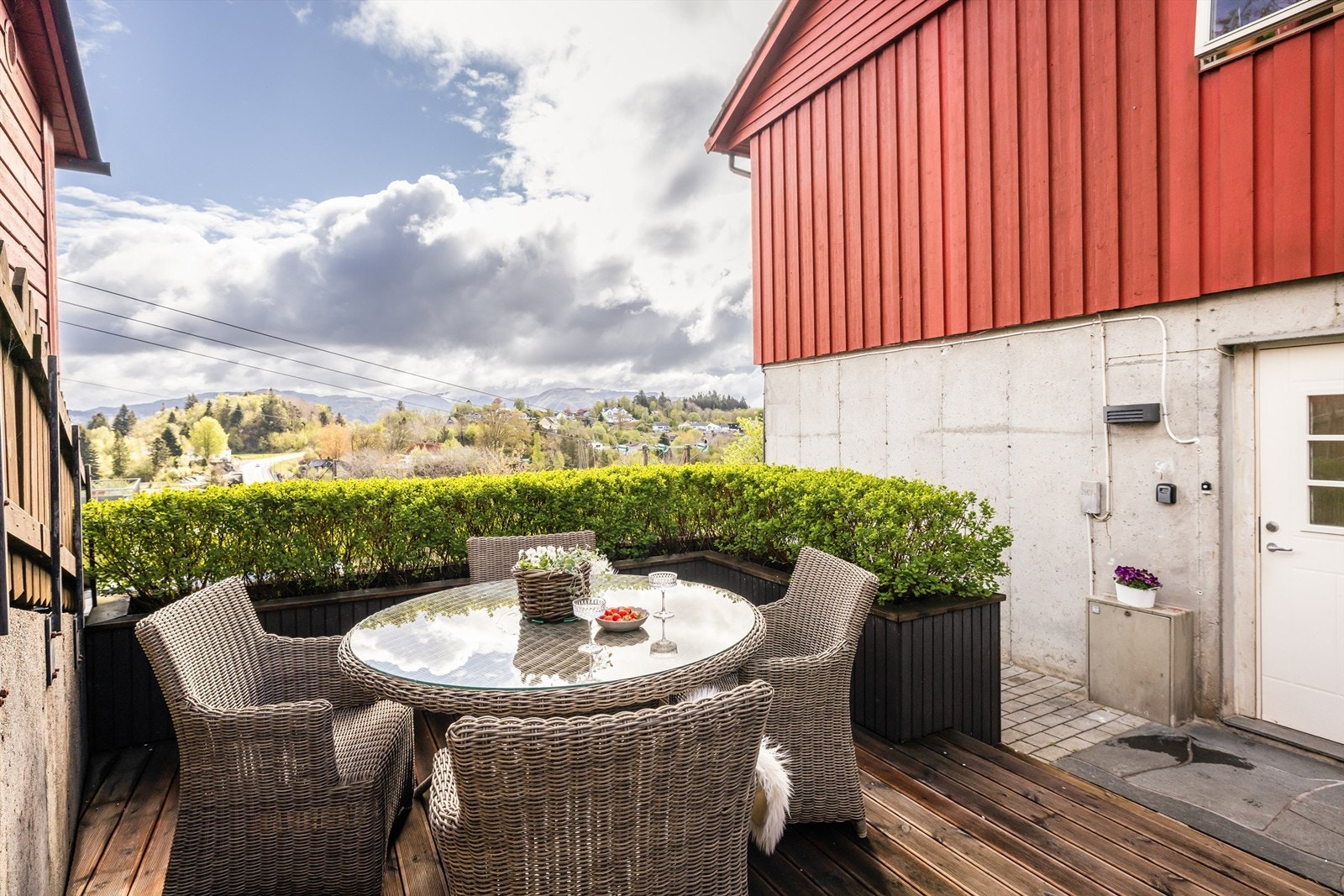 Flott uteplass med integrert blomsterkasse. Uteplassen/ terrassen er bygget i møre royal terrassebord. Galleribilde