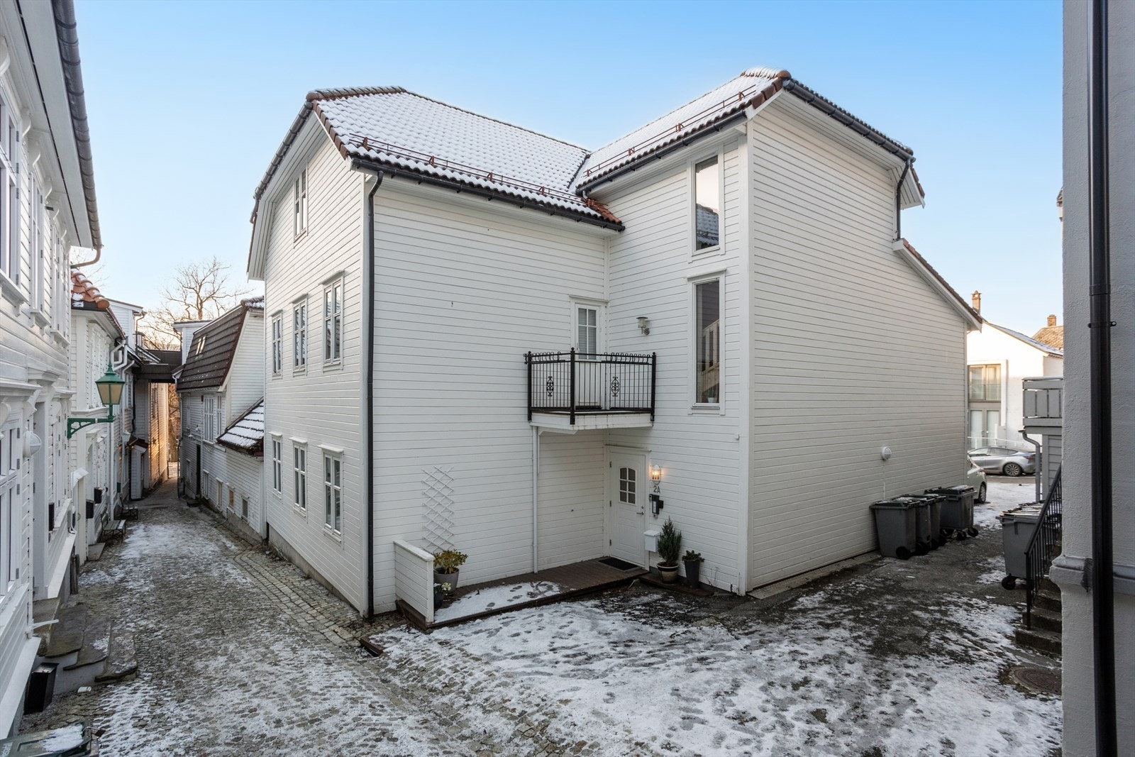 Wesenbergsmauet er en av byens mest ettertraktede og stemningsfulle adresser. Her bor du særdeles sentralt, samtidig som du er omgitt av rolige og sjarmerende omgivelser i et av Bergens mest populære smau. Galleribilde