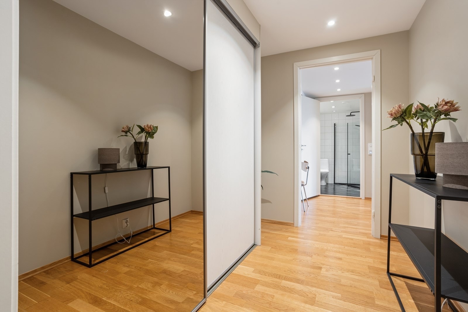 Lys og praktisk entré med god plass til oppbevaring til yttertøy og sko i skyvedørsgarderobe. Galleribilde