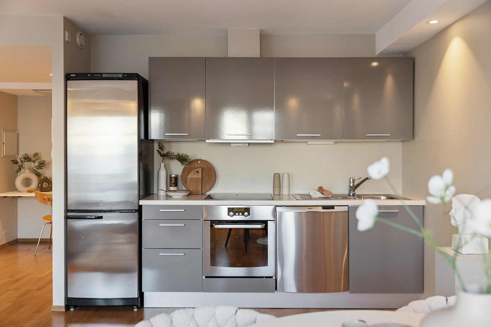 Kjøkkenet er utstyrt med stekeovn, platetopp, kjøleskap og oppvaskmaskin. Galleribilde