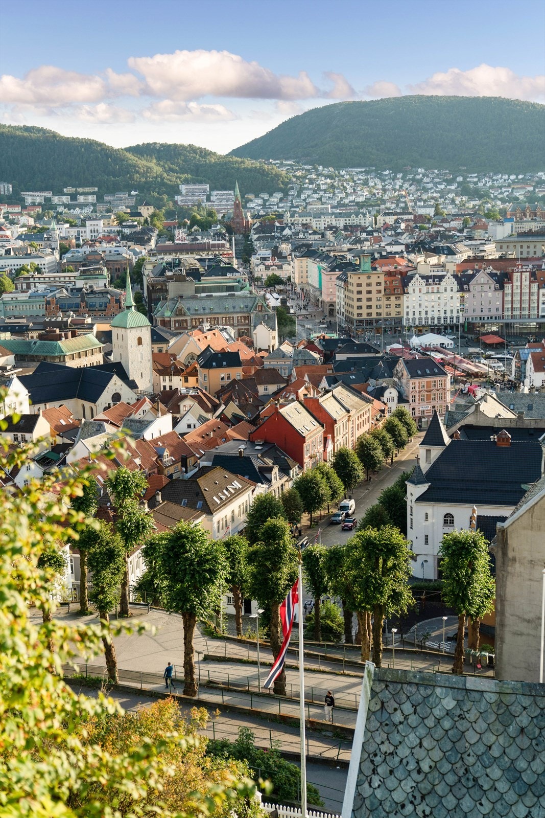 For den friluftsinteresserte byr beliggenheten på kort vei til noen av Bergens mest populære turområder, herunder Fjellveien, Fløyen, Sandviksfjellet og den kjente Stoltzekleiven, som leder opp til spektakulær utsikt over byen. Galleribilde