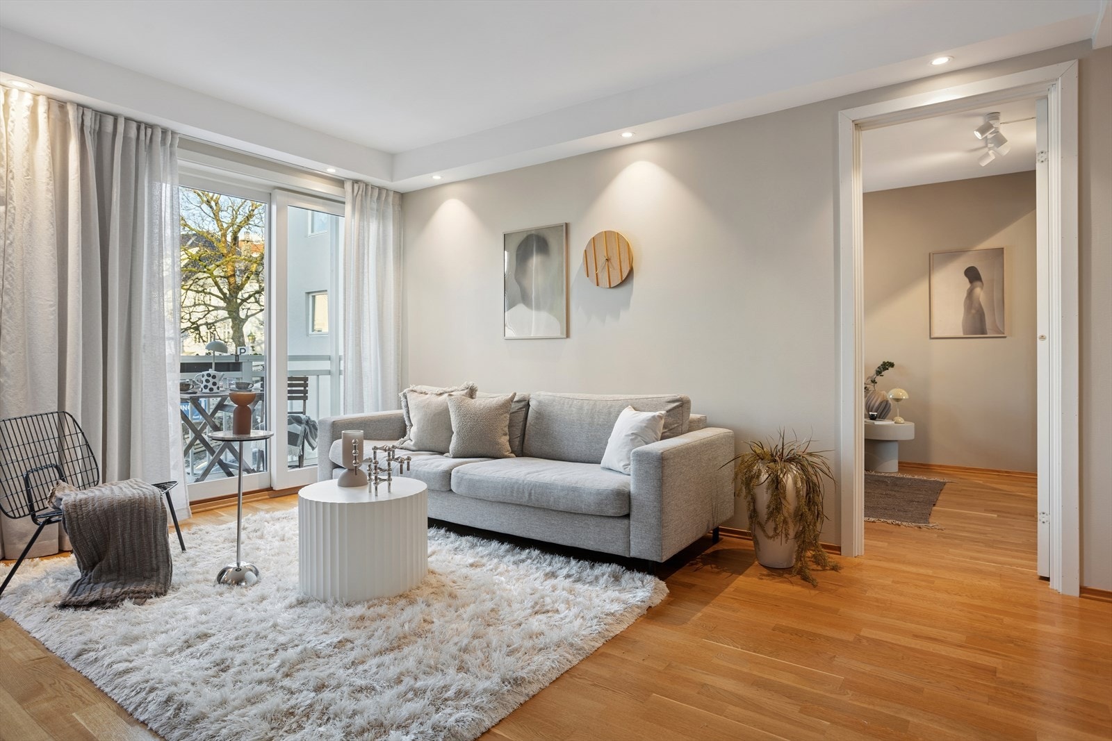 Stuen har store vindusflater som slipper inn godt med naturlig lys og gir rommet en lys og luftig følelse. Galleribilde