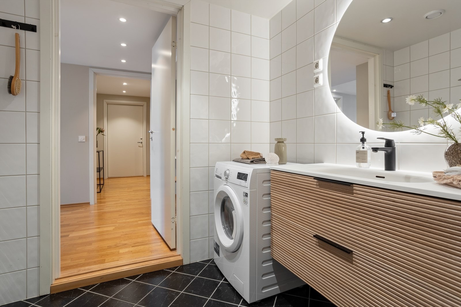 Avtrekk til balansert ventilasjonsanlegg og tilluft via spalte under døren. Galleribilde