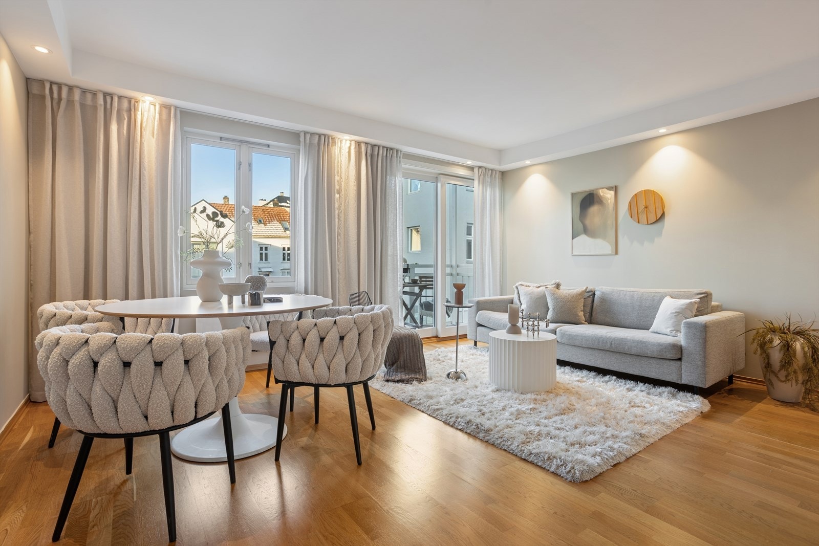 Stuens størrelse og utforming gjør den enkel å innrede i flere soner. Galleribilde