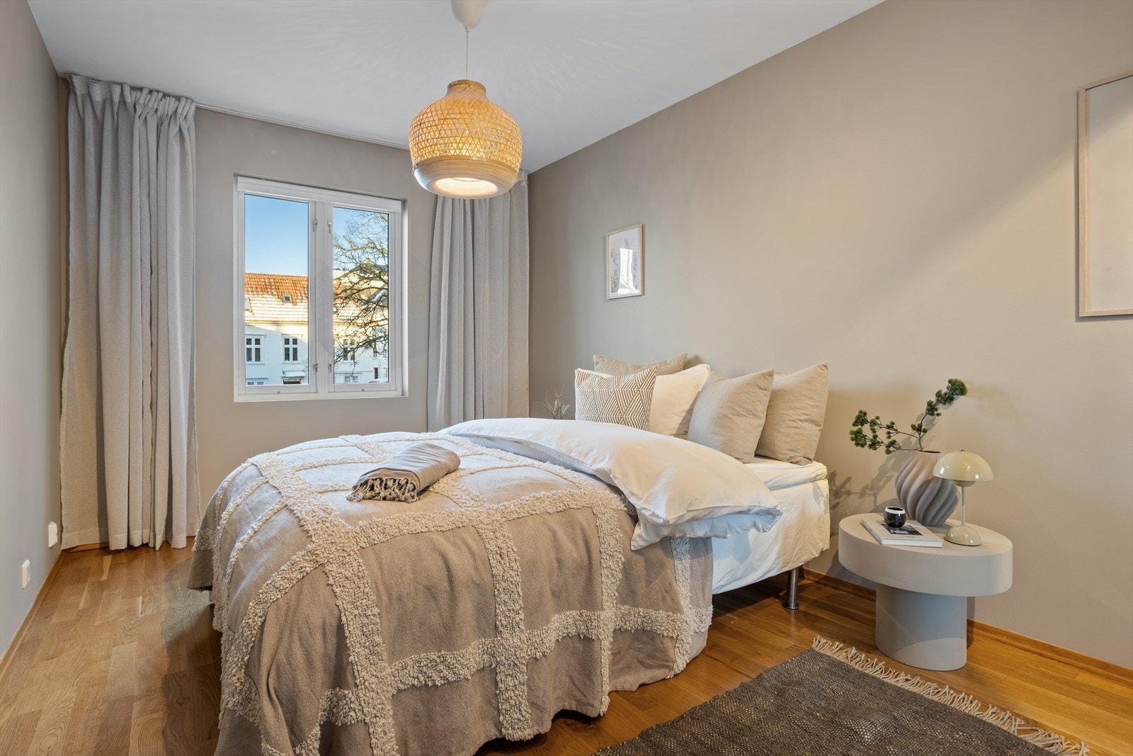 Romslig soverom med plass til dobbeltseng og tilhørende møbler. Galleribilde