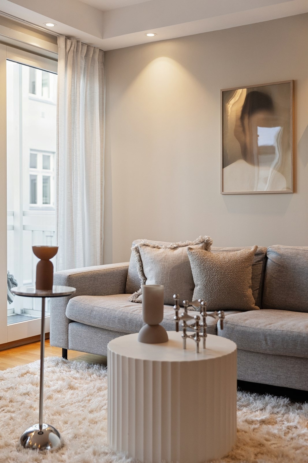 Veggene er nymalt i 2025 med moderne, tidsriktige farger som gir rommet et friskt og stilrent preg. Galleribilde