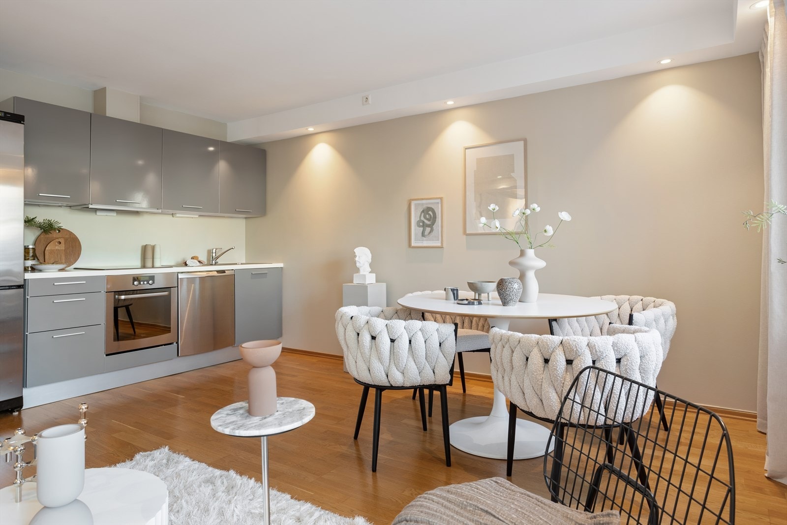 Stue og kjøkkenet er samlet i en åpen og sosial løsning. Galleribilde