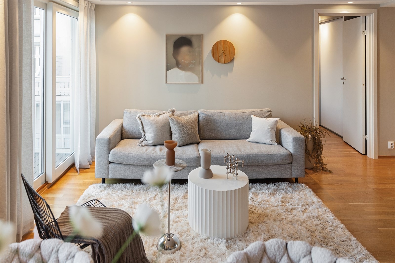 Fra stuen er det utgang til nordvest vendt altan på ca. 2,8 m². Galleribilde