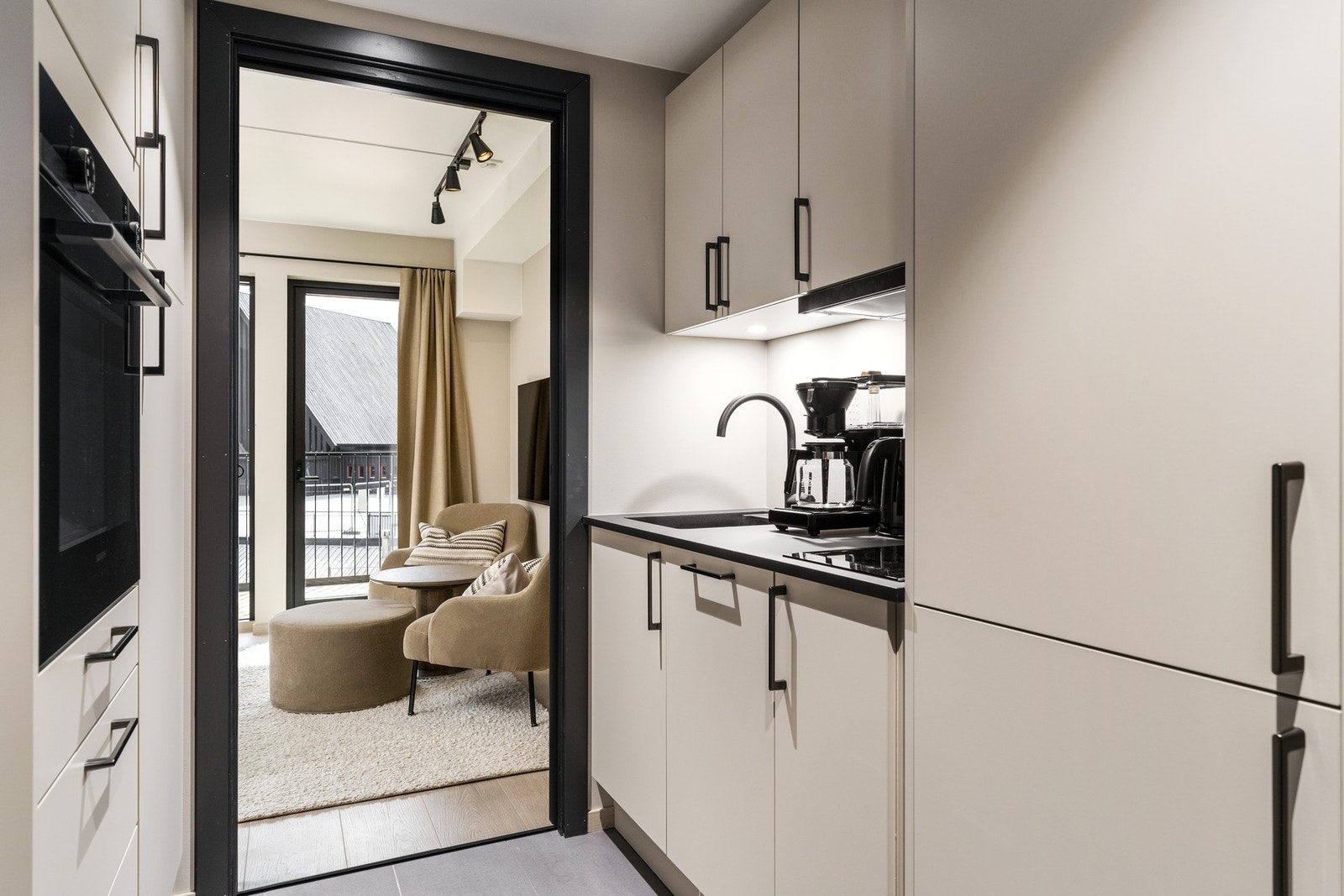 Pent kjøkken med integrerte hvitevarer. Selv gafler, kniver og kasseroller medfølger. Galleribilde