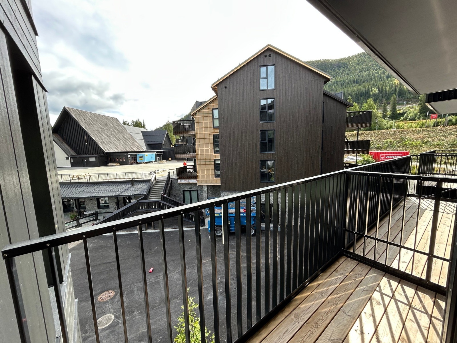 Østvendt terrasse med morgen/formiddagssol. Galleribilde