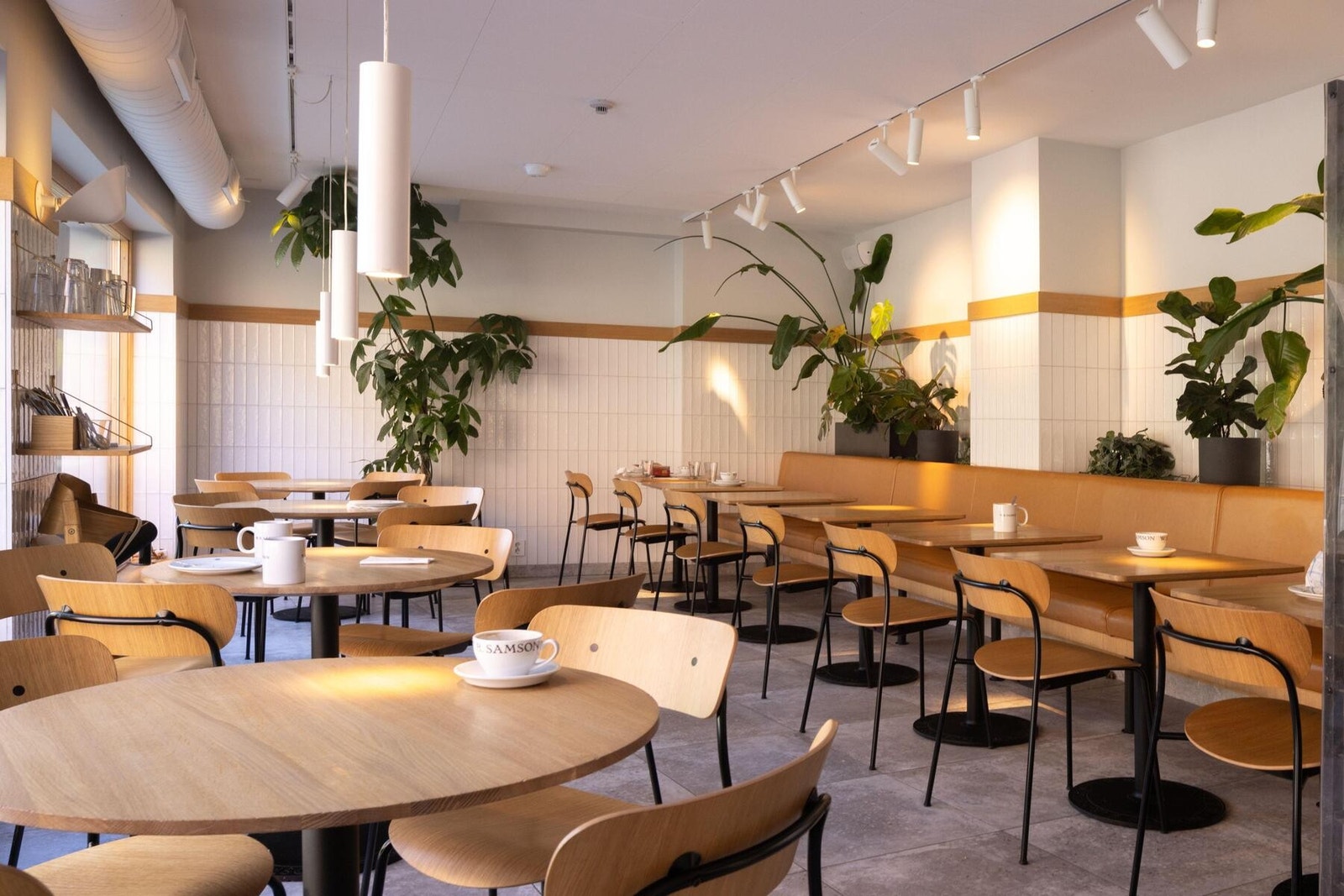 Området har mange butikker og shoppingsenter, i tillegg til kafeer, barer og restauranter. Galleribilde