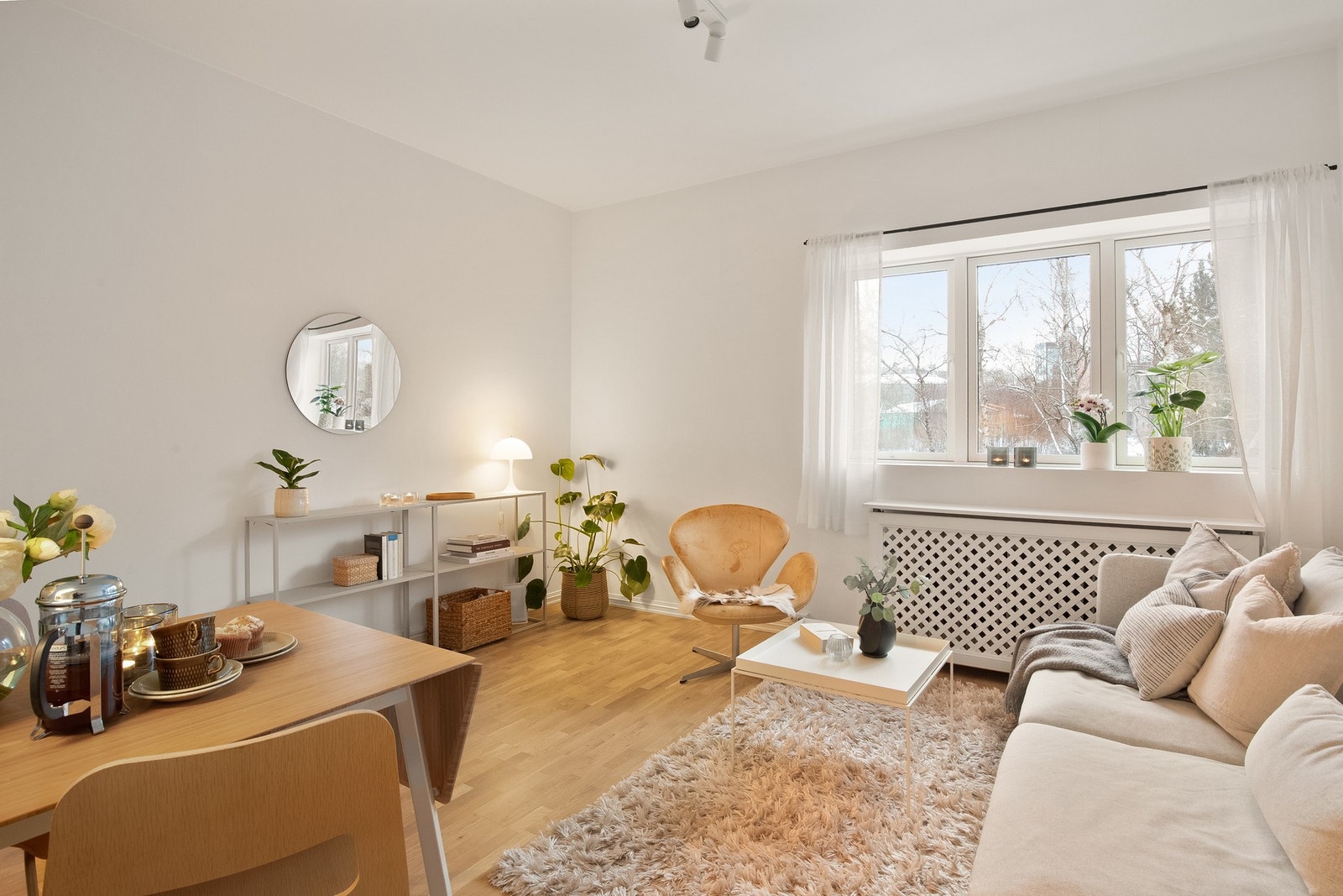 Leiligheten har en romslig og lys stue med flere muligheter for innredning. Her er det god plass til sofagruppe. Galleribilde